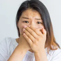 Hiperpigmentasi ditandai dengan bercak gelap dan warna kulit yang tidak merata. (foto: katemangostar/freepik)