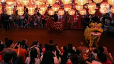 Pengunjung menyaksikan atraksi kelompok barongsai di mal kawasan Jakarta, Minggu (30/1/2022). Dalam rangka menyambut Tahun Baru Imlek, Mal di Jakarta menghadirkan atraksi barongsai yang untuk menghibur pengunjung dan menarik daya beli masyarakat. (Liputan6.com/Johan Tallo)
