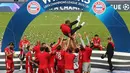 Pelatih Bayern Munchen, Hans-Dieter Flick dilempar oleh para pemain saat merayakan kemenangan atas PSG pada pertandingan final Liga Champions di stadion Luz di Lisbon (23/8/2020). Munchen menang tipis atas PSG 1-0. (AFP/Pool/Miguel A.Lopes)