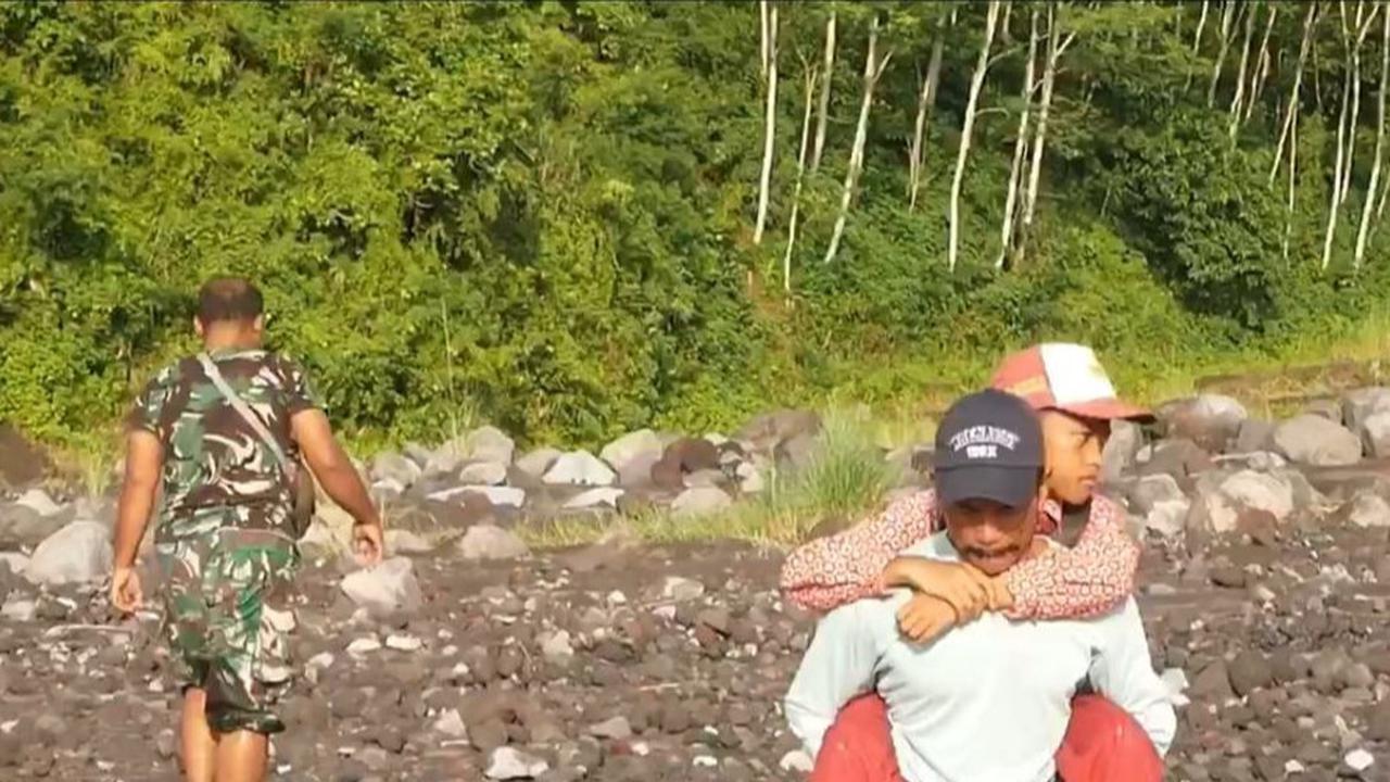 Banjir Lahar Semeru Putuskan Jalan Desa
