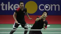 Mohammad Ahsan/Hendra Setiawan lolos ke semifinal Indonesia Open 2019, setelah memenangi pertarungan dramatis kontra ganda Jepang, Hiroyuki Endo/Yuta Watanabe di Istora, Jakarta, Jumat (19/7/2019). (Bola.com/Vitalis Yogi Trisna)