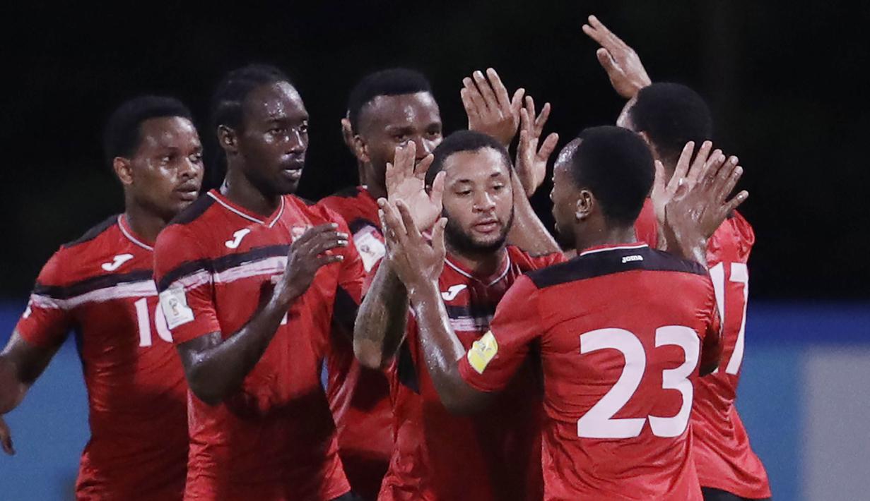 Pemain Trinidad Tobago merayakan kemenangan atas Amerika Serikat pada laga kualifikasi Piala Dunia di Stadion Ato Boldon, Selasa (10/10/2017). Trinidad dan Tobago menang 2-1 atas  Amerika Serikat. (AP/Rebecca Blackwell)