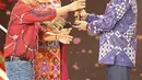 Mantan atlet nasional angkat berat Imron Rosadi saat menerima penghargaan kategori olahraga dari Menteri Pendayagunaan Aparatur negara dan Reformasi Birokrasi (PANRB) Syafruddin dalam ajang Liputan6 Awards di Jakarta, Sabtu (25/5/2019). (Liputan6.com/Immanuel Antonius)
