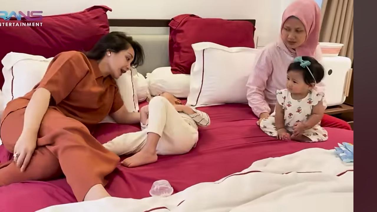 Potret Rayyanza Merengek Ikut Nagita Slavina ke Bangkok, Maunya Digendong Terus - Tak Peduli Sang Mama Telat ke Bandara