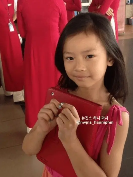 Bakat imut Hanni ternyata memang sudah ada dari kecil. Lihat saja wajah lugu idol bersuara merdu ini. [Instagram @nwjns_hanniphm]