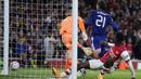 Arsenal berhasil menggandakan keunggulan menjadi 2-0 pada menit ke-69. Eddie Nketiah (kanan) menghukum kesalahan lini belakang Leeds untuk selanjutnya mengecoh kiper Illan Meslier yang gagal mempersempit ruang tembaknya. (AP/Matt Dunham)