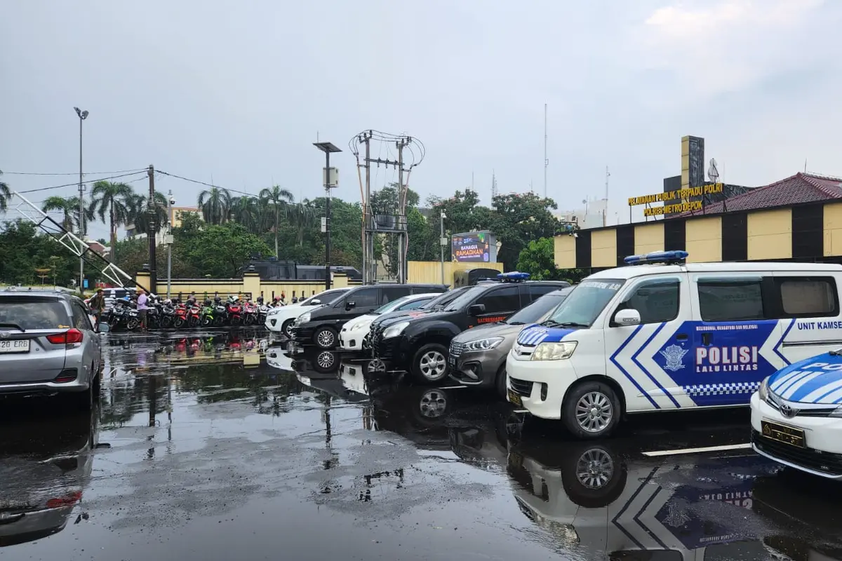 Halaman parkir Polres Metro Depok, Jalan Raya Margonda, Depok.