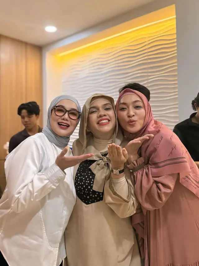 Bahagia jadi nenek, ini 9 potret kompak Reza Artamevia dan Angelina sambut cucu pertama