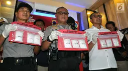 Polisi menunjukkan barang bukti 1,3 kg sabu-sabu pada rilis narkoba di Patwal Simpanglima Semarang, Minggu ( 17/3). Unit Satuan Narkoba Polsek Pedurungan Semarang menangkap kurir narkoba di Perumahan Plamongan Hijau Semarang. (Liputan6.com/Gholib)