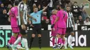 Wasit Samuel Barrott memberikan kartu merah untuk striker Fulham, Raul Jimenez (kedua kanan) saat menghadapi Newcastle United pada laga pekan ke-17 Liga Inggris 2023/2024 di St James' Park, Newcastle, Sabtu (16/12/2023). (PA via AP Photo/Owen Humphreys)