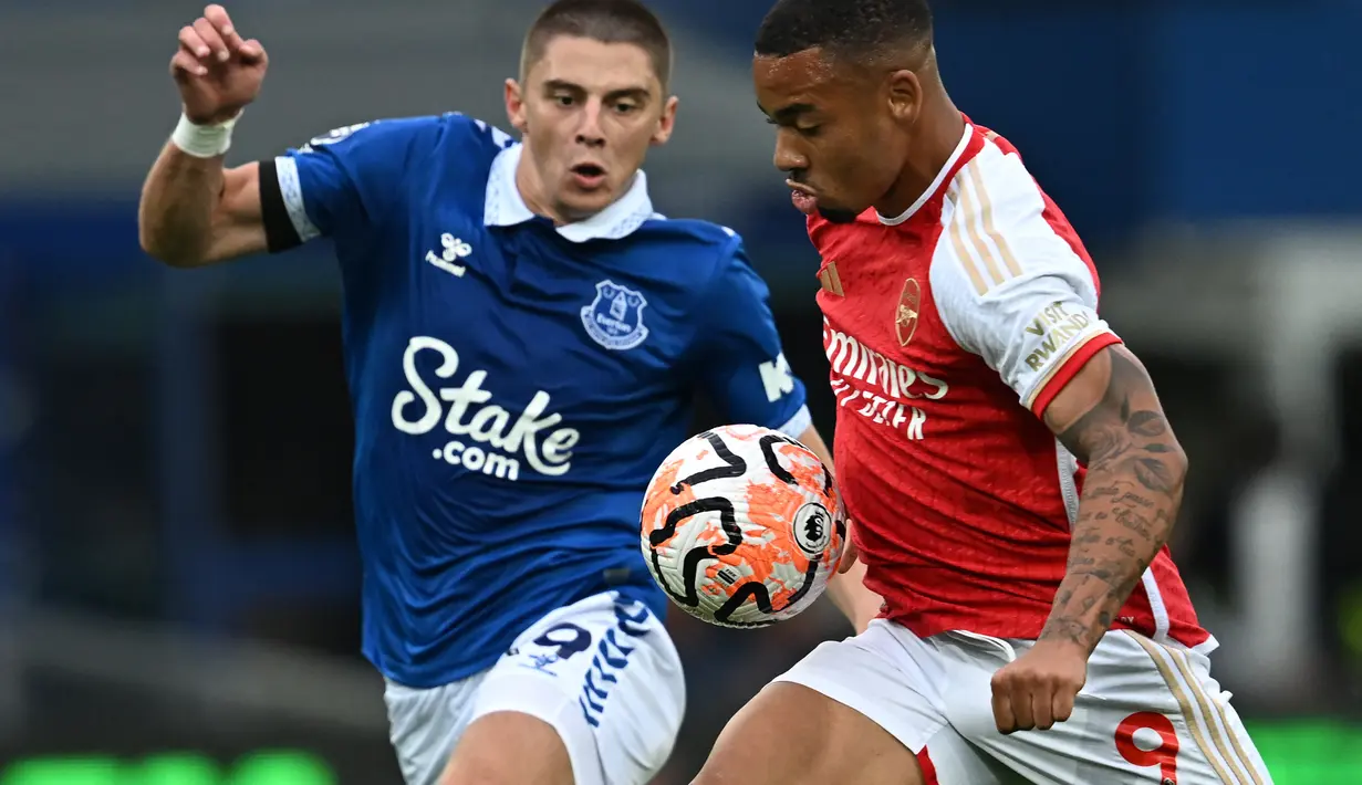 Everton melawan Arsenal menjadi pertaruhan tim papan bawah melawan papan atas. (Photo by Paul ELLIS / AFP)