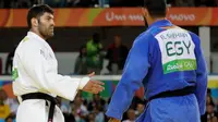 Judoka Mesir, Islam El Shebaby, menolak berjabat tangan dengan atlet Israel, Or Sasson, seusai bertanding di Olimpiade Rio 2016, Jumat (11/8/2016). (CBS News)