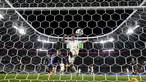 Pemain Jerman, Niclas Fullkrug (kanan) berusaha mencetak gol ke gawang Skotlandia pada laga pembuka Grup A Euro 2024 di Allianz Arena, Munchen, Jerman, Sabtu (15/06/2024) WIB. (AP Photo/Antonio Calanni)
