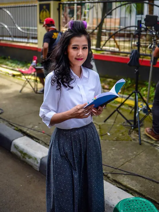 Meski tengah hamil muda, pemeran Stella dalam film Virgin: Ketika Keperawanan Dipertanyakan itu mengaku tak merasakan lemas meski menjalankan rutinitasnya syuting pulang Subuh. (instagram/ardinarasti6)