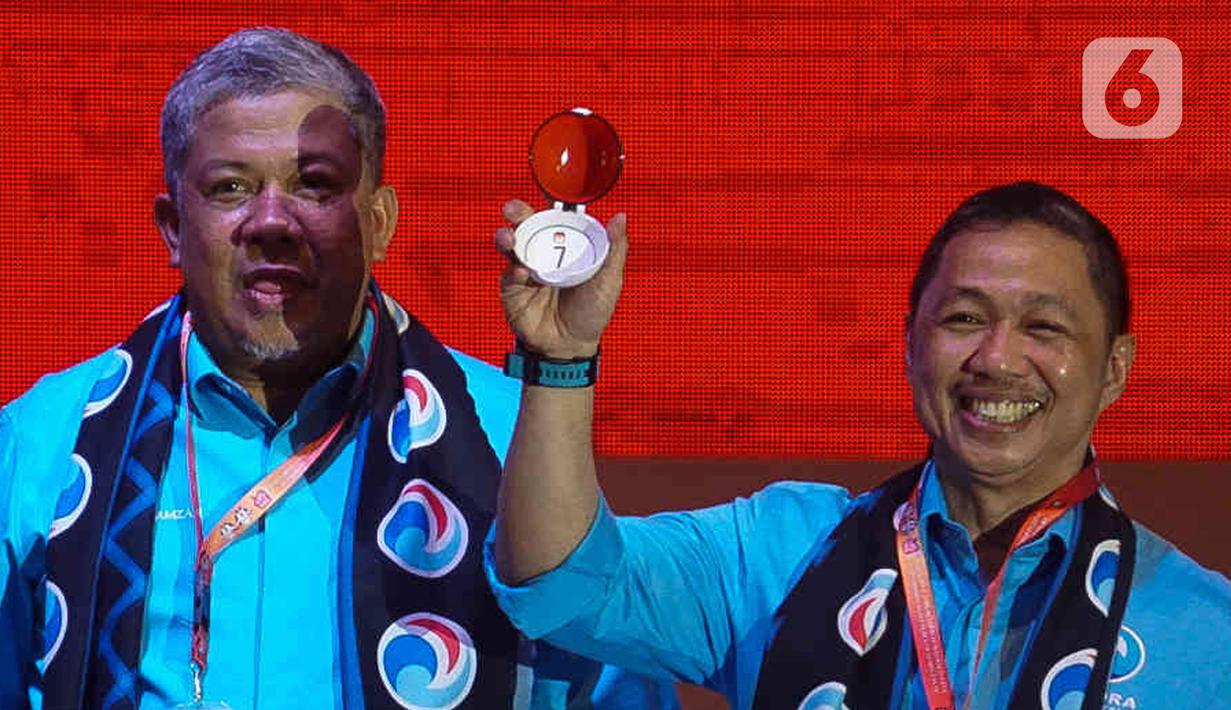 Ketua Umum Partai Gelombang Rakyat (GELORA) Indonesia Anis Matta dan  Wakil Partai Gelombang Rakyat (GELORA) Fahri Hamzah menerima nomor urut di gedung KPU, Jakarta, Rabu (14/12/2022). Komisi Pemilihan Umum (KPU) menggelar acara pengundian dan penetapan nomor urut partai politik peserta Pemilu 2024. 17 partai politik yang lolos menjadi peserta Pemilu 2024 pun telah mendapatkan nomor urutnya masing-masing. (Liputan6.com/Herman Zakharia)