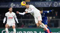 Cristiano Ronaldo mencoba manfaatkan peluang Juventus saat melawan Hellas Verona (MARCO BERTORELLO / AFP)