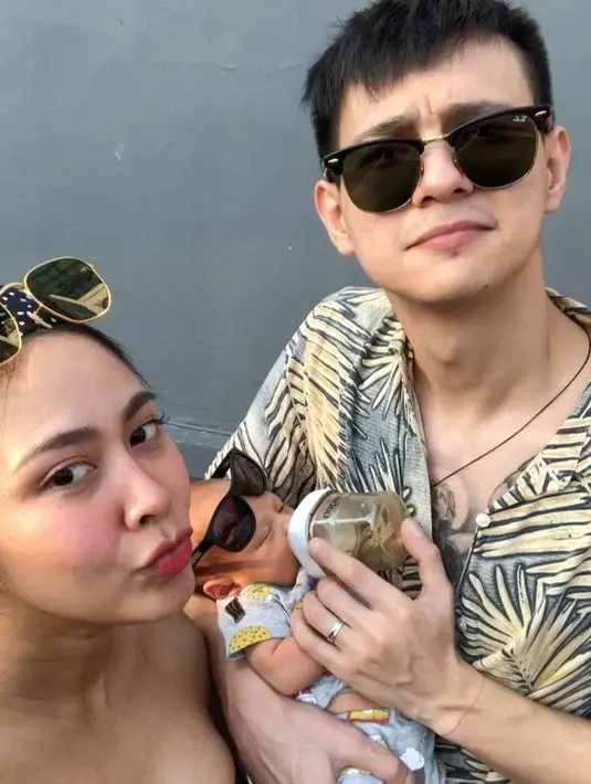 Tak dipungkiri kalau belakangan jam tidur Marcell dan Nabila menjadi terganggu saat malam hari. Dikarenakan sang bayi yang terbangun di malam hari, namun ketika melihat senyuman sang anak justru membuat Marcell bahagia. (Instagram/marcelldarwin)