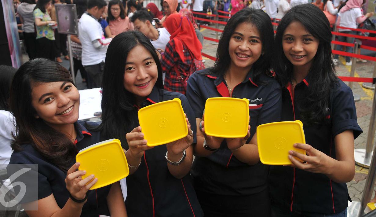 Sejumlah wanita menunjukan Tupperware gratis, Jakarta, Selasa (12/4).2500 Tupperware dibagikan secara gratis sebagai dukungan untuk membangun pola hidup sehat, hemat, dan ramah lingkungan melalui kebiasaan membawa bekal. (Liputan6.com/Gempur M Surya)