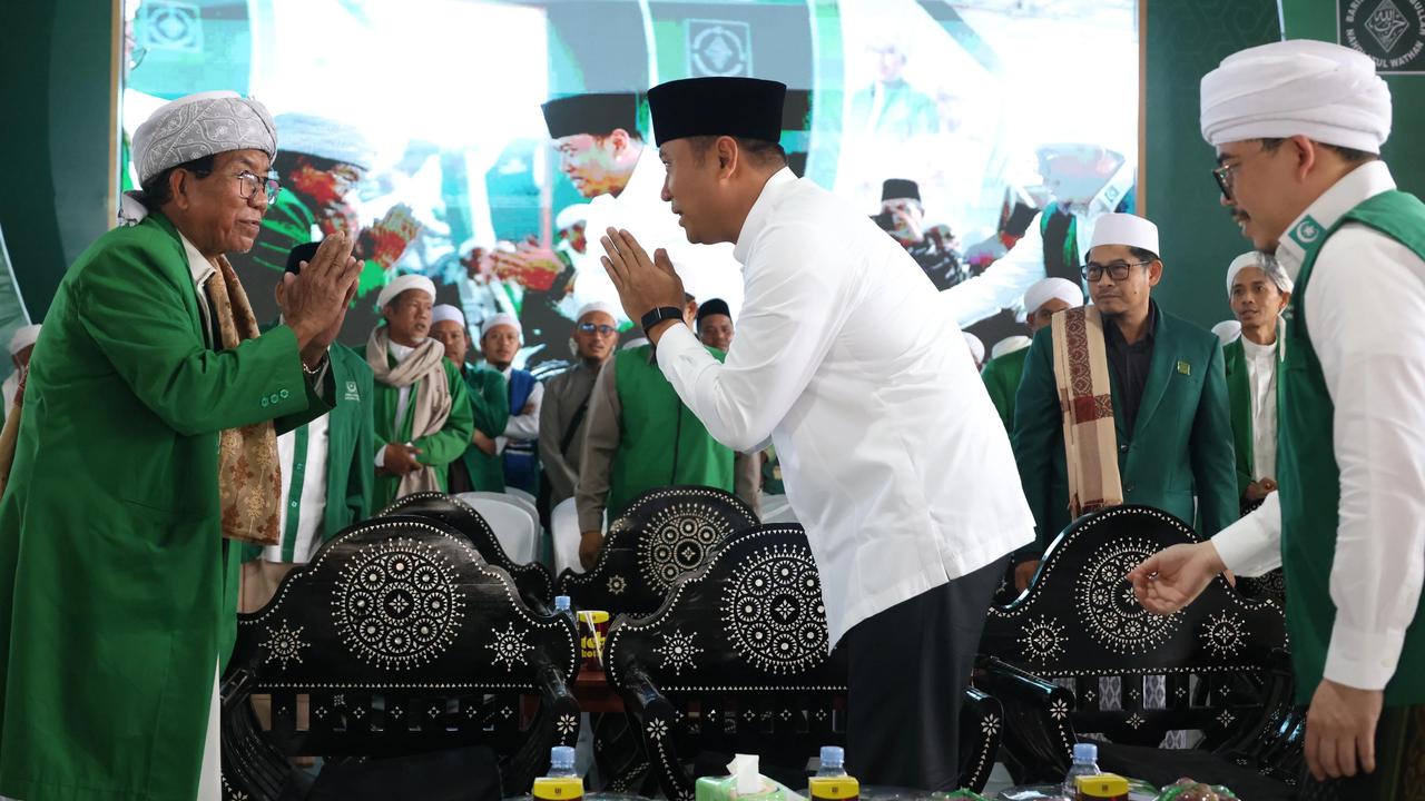 Wamentan Sudaryono dalam Muqaddimah Hultah Madrasah NWDI Ke- 91 dan Hultah Barisan Hizbullah NW Ke-25 di Pondok Pesantren Syaikh Zainuddin Nahdlatul Wathan Anjani, Suralaga, Kabupaten Lombok Timur