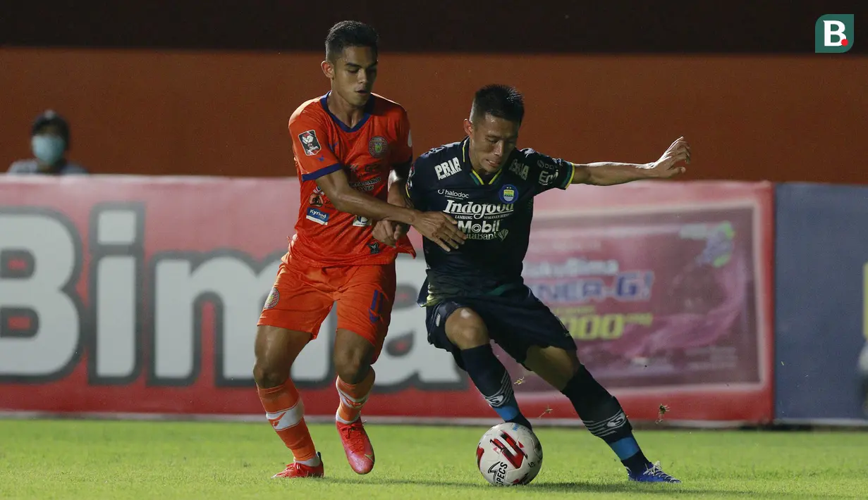 Bek Persib Bandung, Henhen Herdiana (kanan) berebut bola dengan striker Persiraja Banda Aceh, Miftahul Hamdi dalam laga matchday ke-3 Grup D Piala Menpora 2021 di Stadion Maguwoharjo, Sleman, Jumat (2/4/2021) (Bola.com/M Iqbal Ichsan)