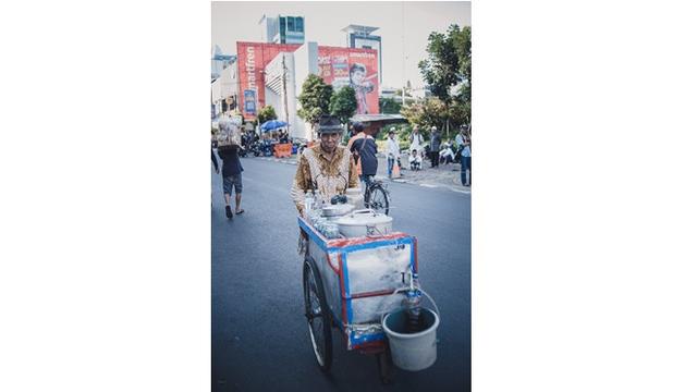 10 Potret Pedagang yang Berjualan Saat Aksi 22 Mei, Tak Peduli Situasi