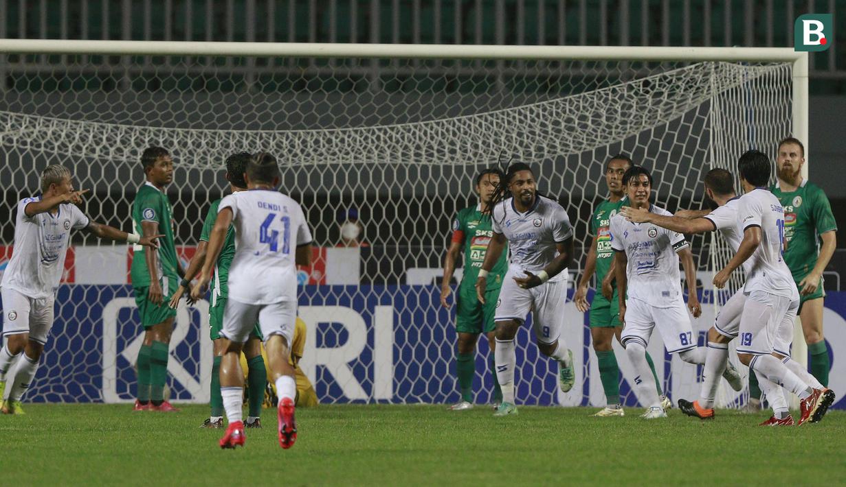 Para pemain Arema FC merayakan gol yang dicetak oleh Johan Alfarizie ke gawang PSS Sleman dalam laga pekan ke-3 BRI Liga 1 2021/2022 di Stadion Pakansari, Bogor, Minggu (19/9/2021). Arema FC kalah 1-2. (Bola.com/M Iqbal Ichsan)