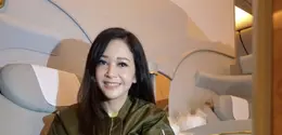 Kenakan bomber jacket army, gaya busananya begitu memesona.  [Foto: Instagram/ Maia Estianty]