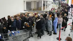 Orang-orang menunggu dalam antrean untuk memasuki toko IKEA di pinggiran St. Petersburg, Rusia, Kamis (3/3/2022). Peritel IKEA menghentikan operasional di "Negeri Beruang Merah" dan Belarusia untuk sementara waktu mulai Jumat, 4 Maret 2022 buntut dari invasi Rusia ke Ukraina. (AP Photo)