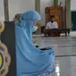 Siswa SMK Pesahangan, Cimanggu, Cilacap, sekaligus santri Pondok Pesantren El Muslim tengah mengaji di Ponpes El Muslim yang terintegrasi dengan sekolah. (Foto: Liputan6.com/Muhamad Ridlo)