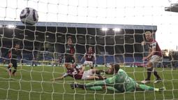 Gelandang Liverpool, Roberto Firmino (tengah) mencetak gol pertama timnya ke gawang Burnley dalam laga lanjutan Liga Inggris 2020/2021 pekan ke-37 di Turf Moor, Burnley, Rabu (19/5/2021). Liverpool menang 3-0 atas Burnley. (AP/Martin Rickett/Pool)