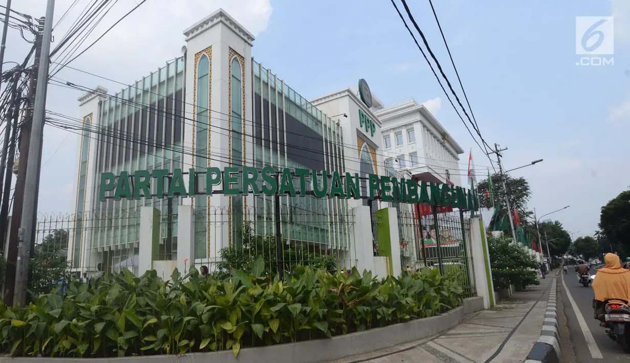 Pengendara melintasi kantor DPP PPP di Jakarta Pusat seusai aksi penyerangan sekelompok orang, Minggu (16/7). Seorang petugas keamanan gedung terluka akibat lemparan batu sekelompok orang tak dikenal dini hari tadi. (Liputan6.com/Herman Zakharia)