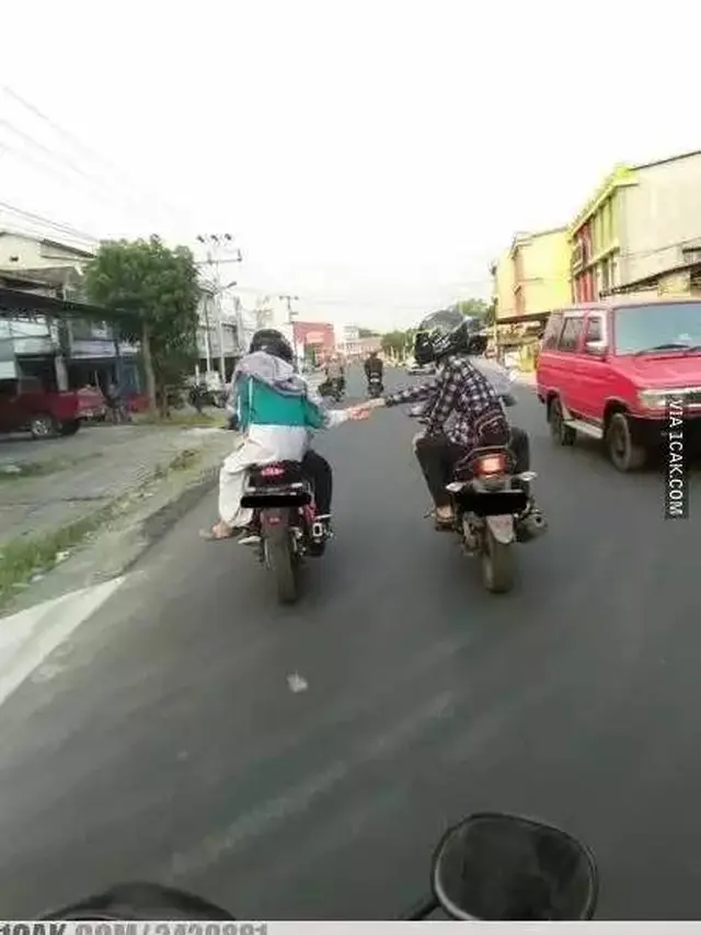 10 Potret Absurd Orang Gagal Romantis Bareng Pacar Ini Kocak