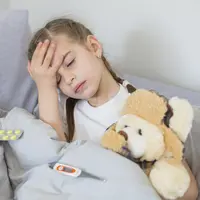 Seorang anak perempuan tampak sedang sakit dan memegang dahinya (Foto Dok: Freepik/freepik).
