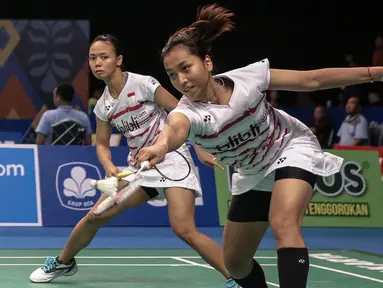 Ganda Campuran Indonesia, Della Destiara Haris dan Rosyita Eka Putri Sari saat berlaga melawan Chang Ye Na dan Lee So Hee (Korea) dalam babak perempat final Indonesia Open 2017 di JCC Plenary Hal, Jakarta, Jumat (16/6). (LIputan6.com/Faizal Fanani)