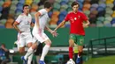 Penyerang Portugal, Joao Felix, berusaha melewati pemain Spanyol pada laga uji coba di Stadion Jose Alvalede, Kamis (8/10/2020). Kedua tim bermain imbang 0-0. (AP Photo/Armando Franca)