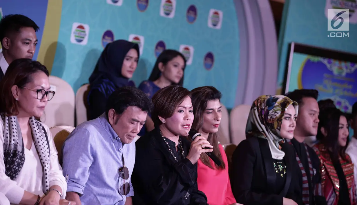 Direktur Programing SCM Harsiwi Achmad memberi keterangan dalam konferensi pers Ramadhan Penuh Berkah di Jakarta, Kamis (26/4). Indosiar kembali menampilkan program spesial bernuansa religi dalam rangka menyambut Ramadhan. (Liputan6.com/Faizal Fanani)