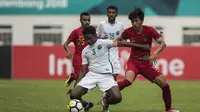 Striker Timnas Indonesia, Hanis Saghara, berusaha merebut bola saat melawan Arab Saudi pada laga persahabatan di Stadion Wibawa Mukti, Jawa Barat, Rabu (10/10/2018). Indonesia kalah 1-2 dari Arab Saudi. (Bola.com/Vitalis Yogi Trisna)