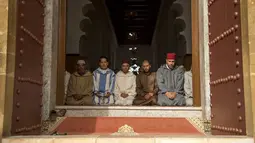Muslim Maroko melakukan Salat Istisqa untuk meminta hujan di dekat Kota Rabat, Maroko (24/11). Maroko telah mengalami kekurangan curah hujan yang parah sejak akhir musim panas. (AFP Photo/Fadel Senna)