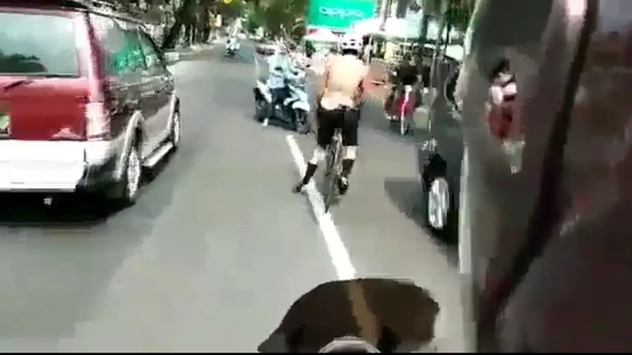 Pesepeda hampir bertabrakan dengan emak-emak naik motor