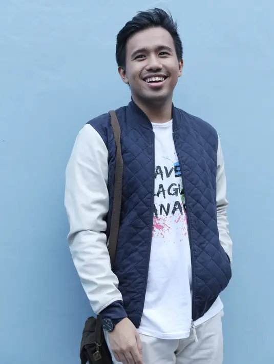 "Gue putus sama dia sudah 5 tahun lalu. Setelah 5 tahun kita sadar, ternyata yang dicari nggak kemana-mana. Dulu kita jadian setahun, dan sekarang juga sudah setahun," kata Joshua. (Galih W. Satria/Bintang.com)