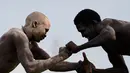 Dua pegulat bertarung sengit dalam Kompetisi Gulat Nasional Sudan Selatan di Stadion Juba, Sudan (20/4). Kompetisi gulat ini diselenggarakan dalam rangka untuk perdamaian. (CARL DE SOUZA / AFP)