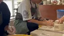 Keseruan Agnez Mo dan Adam Rosyadi membuat kerajinan ini membuat keduanya saling lengket. Mengingat, butuh kelonggaran waktu di sela jadwal manggung Agnes yang padat. Ia dan pacar terlihat bersemangat membuat tembikar. (Liputan6.com/IG/agnezmo)