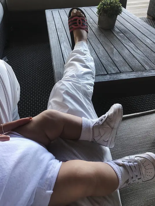 Kylie Jenner terlihat jelas menikmati masanya menjadi seorang ibu. (instagram/kyliejenner)