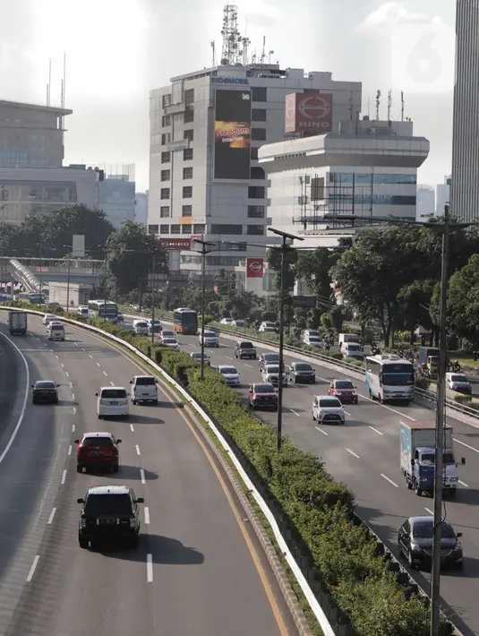 Kendaraan melintas di ruas Tol Dalam Kota, Jakarta, Kamis (30/1/2020). Terhitung mulai 1 Februari 2020, pemerintah akan menaikkan tarif Tol Dalam Kota untuk ruas Cawang-Tomang-Pluit dan Cawang-Tanjung Priok-Ancol Timur-Jembatan Tiga/Pluit. (Liputan6.com/Herman Zakharia)