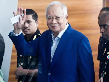 Mantan Perdana Menteri Najib Razak melambaikan tangan setibanya di kantor Komisi Anti-Korupsi Malaysia (MACC), Putrajaya, Selasa (22/5). Najib hari ini menjalani pemeriksaan terkait kasus korupsi 1Malaysia Development Berhad (1MDB). (AP/Sadiq Asyraf)