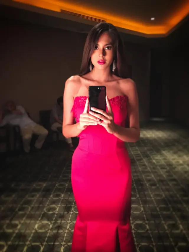 Punya Kulit Eksotis, 6 Gaya Aurelie Moeremans yang Kecantikannya Semakin Terpancar dengan Busana Warna Cerah