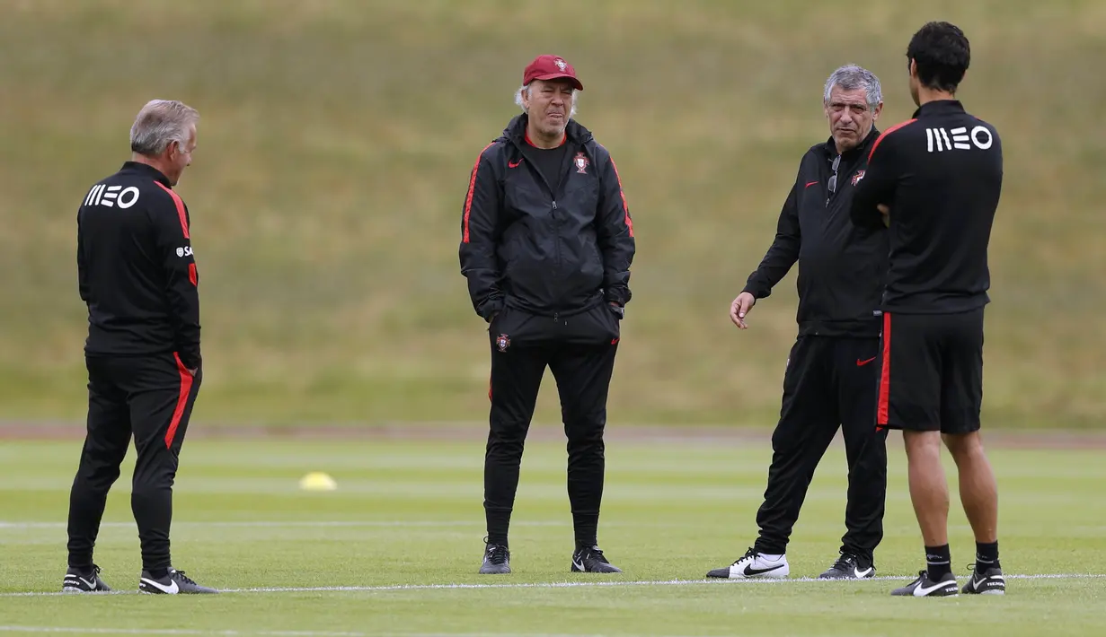 Pelatih Portugal, Fernando Santos (dua kanan) saat berdiskusi dengan asistennya pada sesi latihan di di Centre National de Rugby, Marcoussis, Prancis. (28/6/16). (REUTERS/John Sibley)