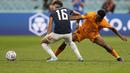 Penyerang Ekuador, Jeremy Sarmiento berusaha melewati bek Belanda, Jurrien Timber pada pertandingan grup A Piala Dunia 2022 Qatar di Stadion Internasional Khalifa di Doha, Qatar, Jumat (25/11/2022). Dengan hasil imbang ini, Belanda dan Ekuador  berhasil mengumpulkan empat poin di klasemen. (AP Photo/ Martin Meissner)