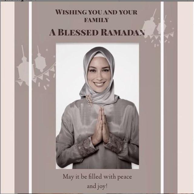 Unggah Foto Pakai Hijab dan Pakaian Muslim Sophia Latjuba Banjir Pujian