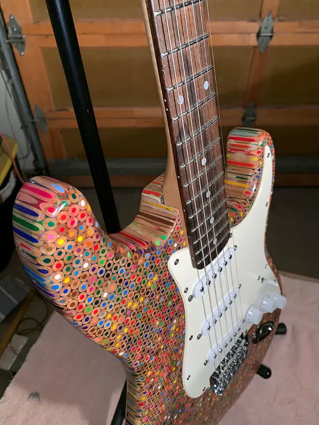 gitar dari 1200 pensil warna (foto: Bored Panda)